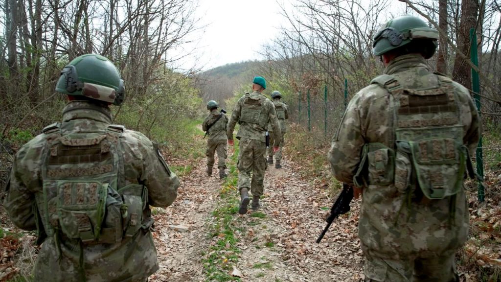NATO najavio postepeno smanjenje broja vojnika KFOR-a na Kosovu Pripadnici KFOR-a u patroli (Foto KFOR)
