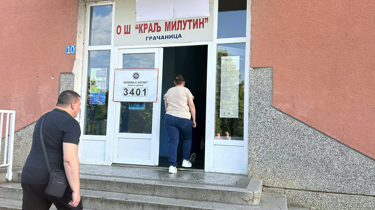 Prvi birači stižu u OŠ „Kralj Milutin“ u Gračanici (Foto Kim)