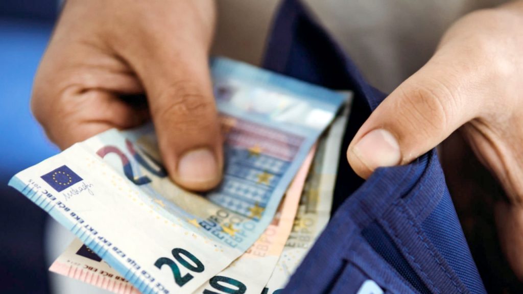 Plata na Kosovu skočila na 713 evra, ali i dalje najniža u regionu: Srbija i BiH ubedljivo ispred Regionalni prosek plata - Srbija i BiH prednjače, Kosovo na začelju, ilustracija (Foto iStock)