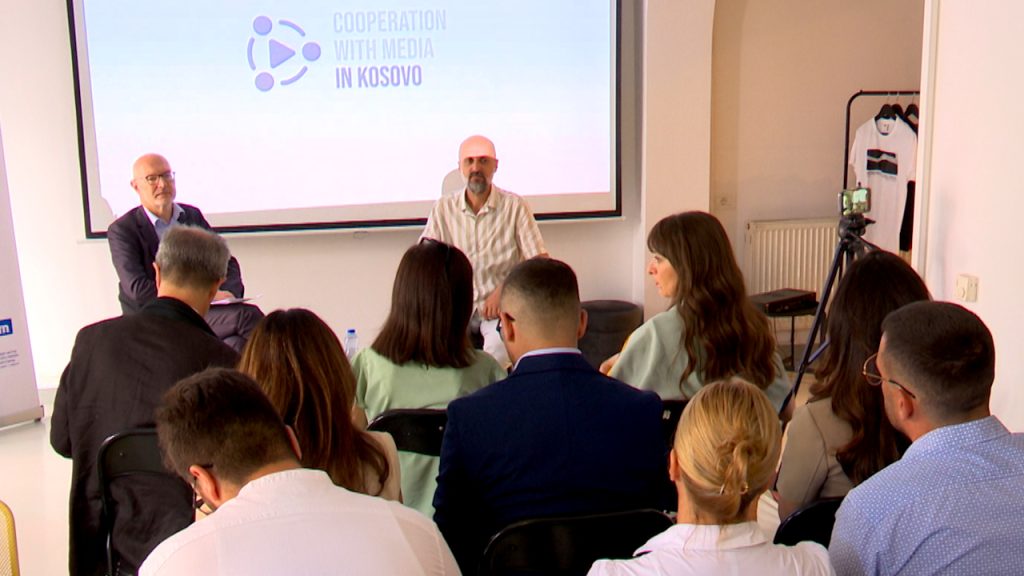 Saradnja srpskih i albanskih medija na Kosovu bila je tema konferencije u Prištini - ambasador Gero (levo gore) na početku skupa (Foto Kim)