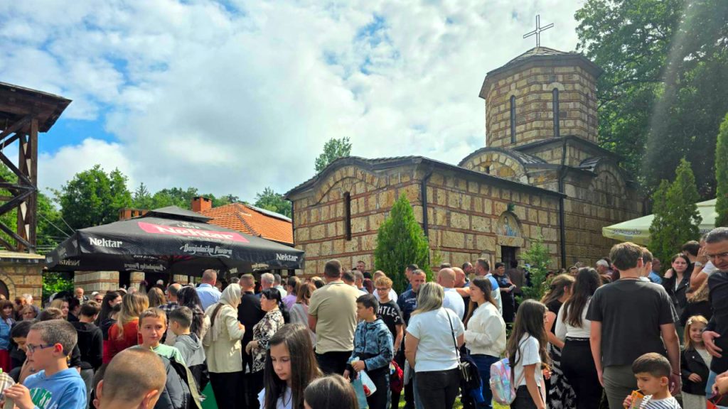 Slava u Sušici Slava u Sušici okupila nekoliko stotina vernika u manastiru Svetog Dimitrija (Foto Kim)