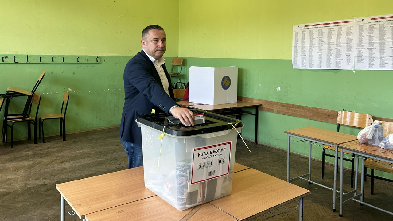 Srđan Popović glasao u Gračanici (Foto Kim)