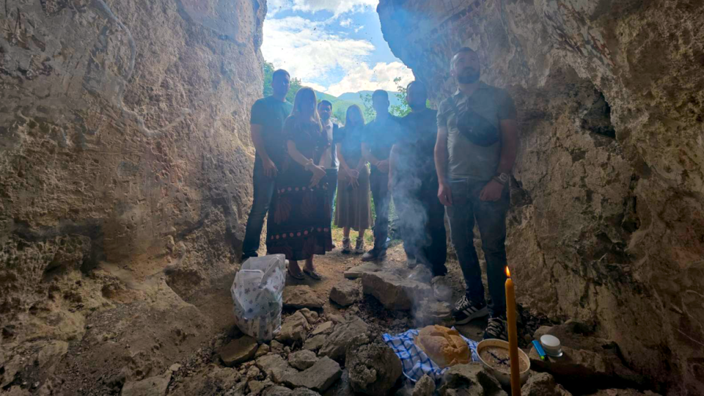 Svetinja između neba i zemlje Sveti Petar Koriški okuplja vernike u koriškoj pustinji, među freskama (Foto Živojin Rakočević)