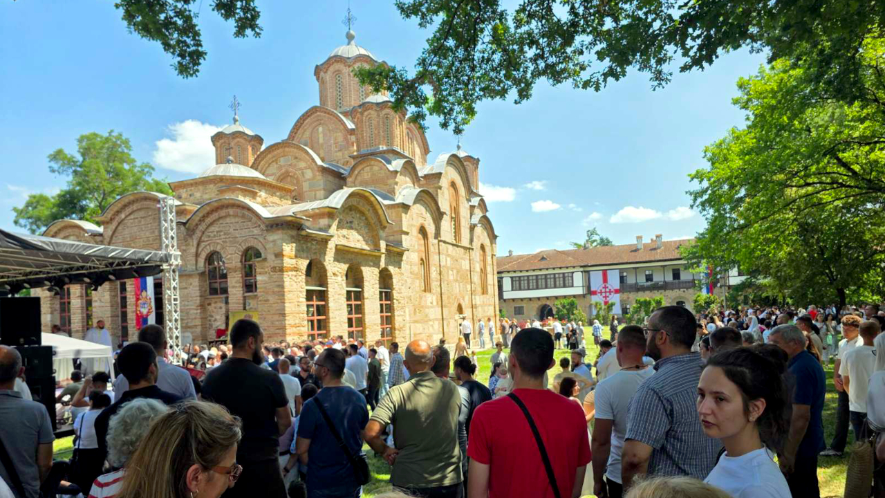 Vernici na liturgiji u manastiru Gračanica (Foto Živojin Rakočević)