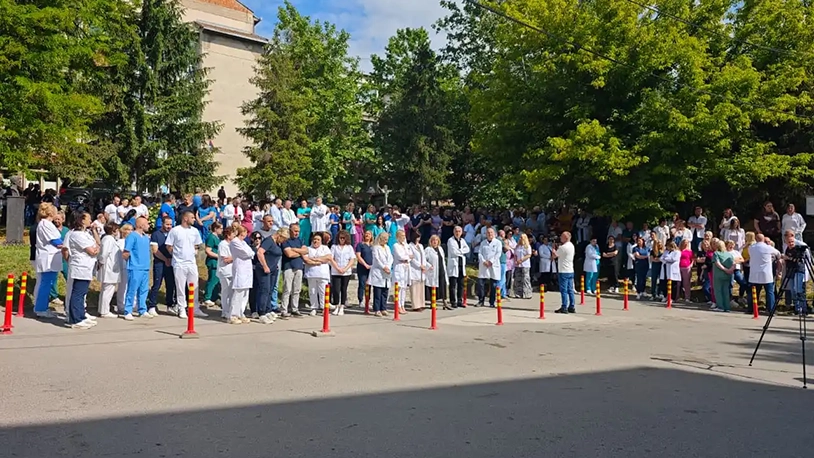 I na severu Kosova održani protesti ispred zdravstvenih i obrazovnih institucija Okupljanje ispred KBC-a Kosovska Mitrovica (Foto Alternativna)