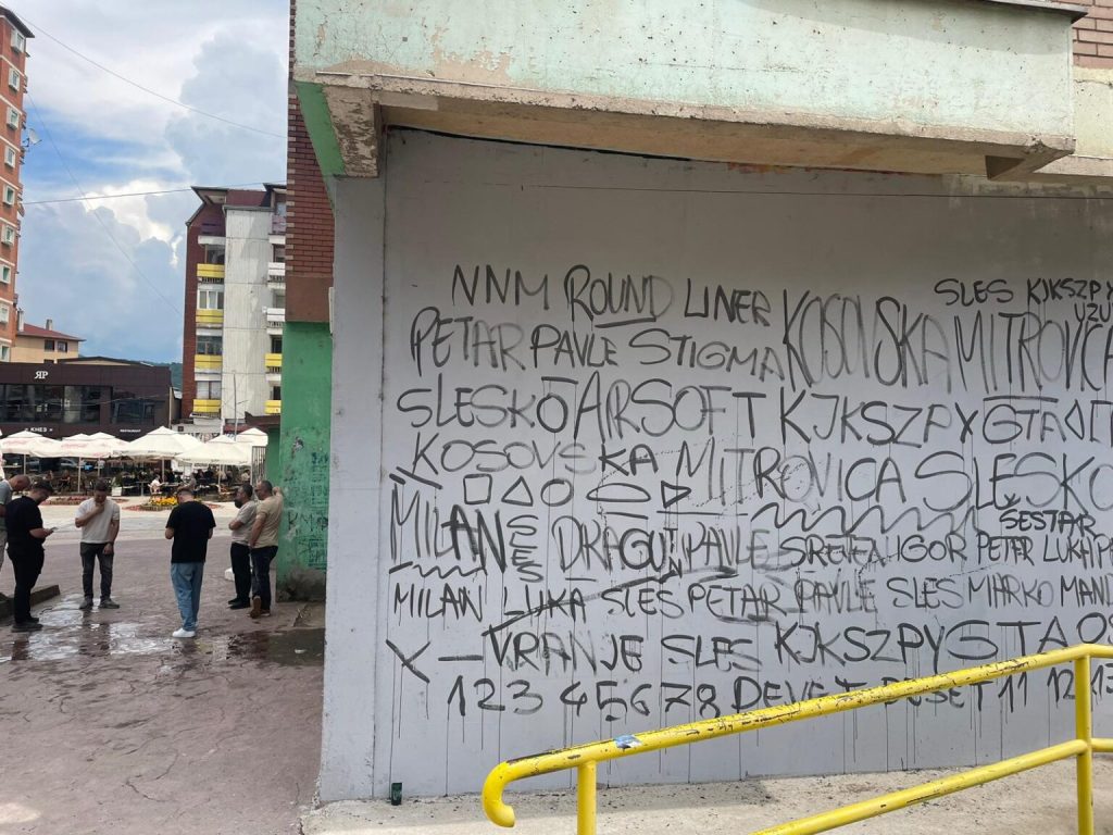 Severna Mitrovica: Privedene 4 osobe zbog pokušaja ispisivanja grafita