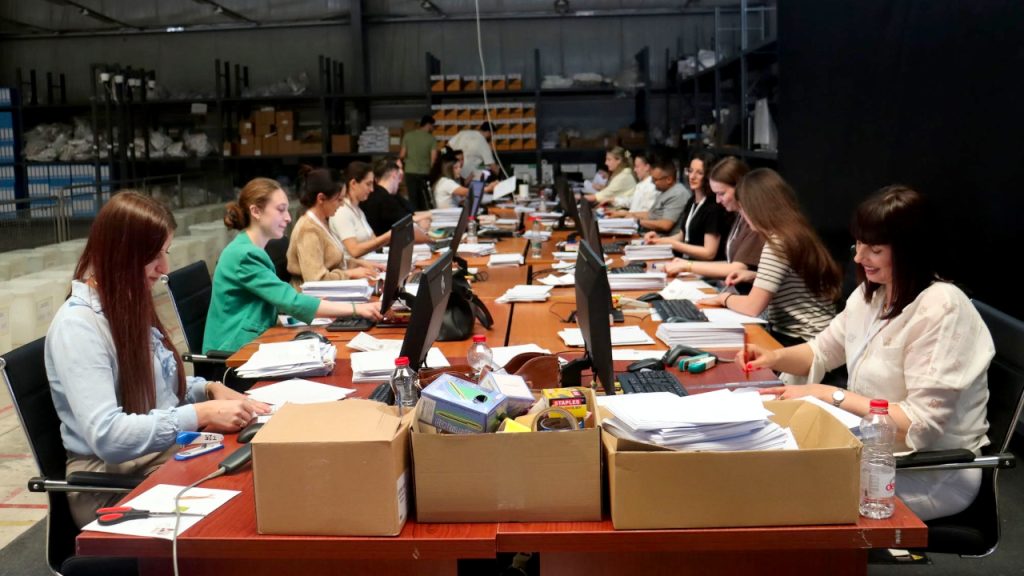Završena verifikacija i brojanje u 22 OCB-a, obrađeno više od 71 odsto biračkih mesta Službenici u Opštinskom centru za brojanje tokom verifikacije i brojanja glasova nakon izbora na Kosovu (Foto CIK)