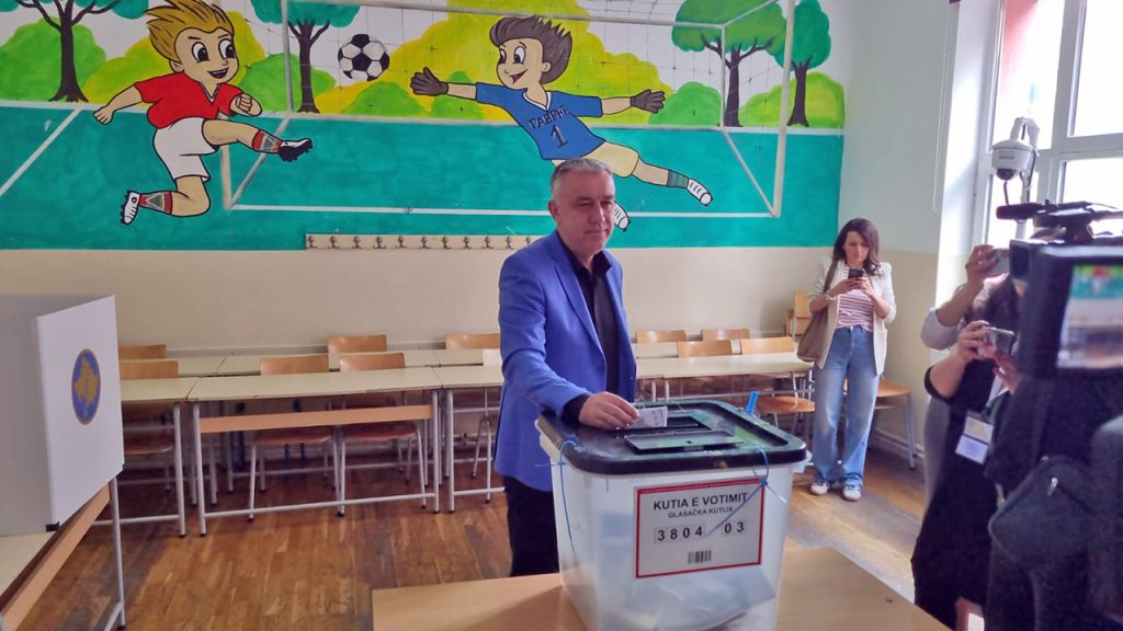 Prebrojani glasovi kandidata za poslanike u osam srpskih opština Prebrojani glasovi kandidata za poslanike u osam srpskih opština, Elek vodi (Foto Radio Kontakt Plus)