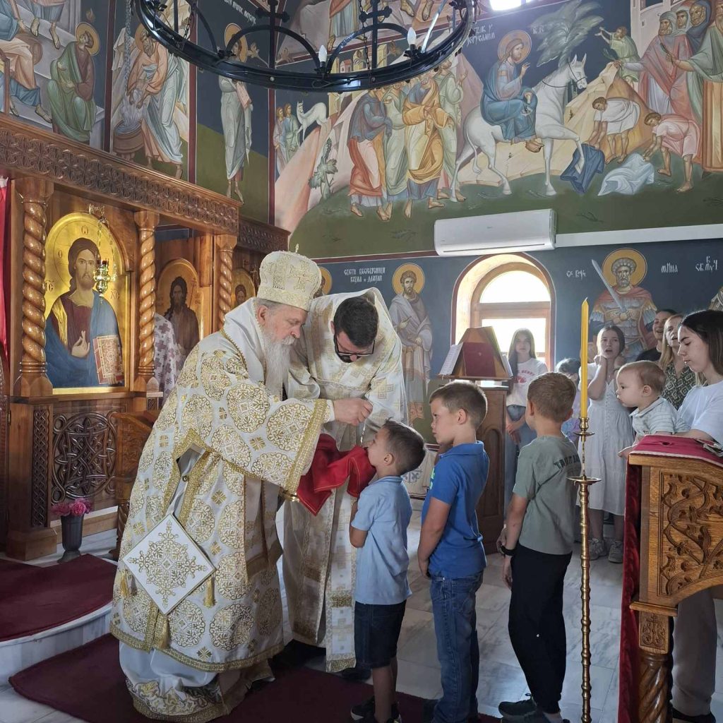 Mitropolit Teodosije služio liturgiju u povratničkom selu Osojane: Vera je naš život