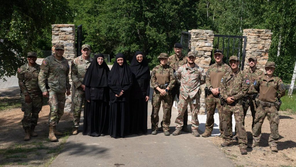 Pripadnici švajcarskog KFOR-a izgradili i postavili kapiju u manastiru Brnjak Švajcarski vojnici KFOR-a sa monahinjama manastira Banjska (Foto KFOR)
