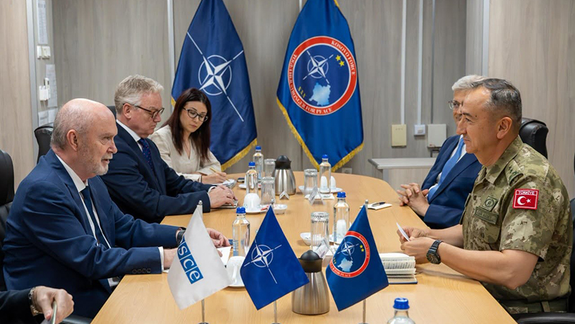 Ulutaš sa generalnim sekretarom OEBS-a o bezbednosti Komandant Kfora Ozkan Ulutaš sa generalnim sekretarom OEBS-a Feridunom Sinirliogluom (Foto KFOR)