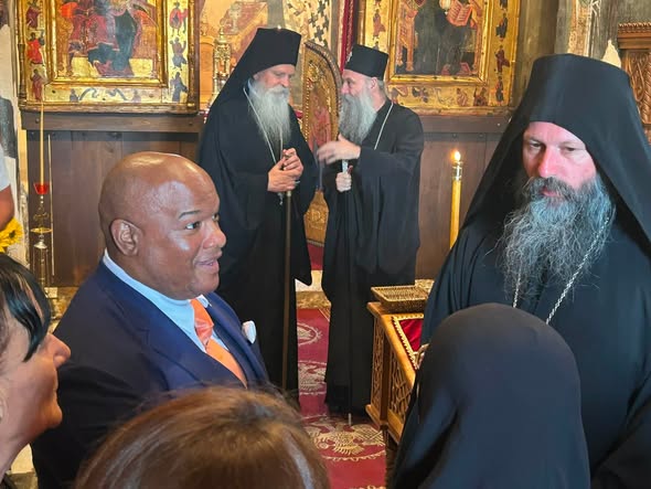 Mark Berns sa vladikom Ilarionom, u pozadini patrijarh Porfirije sa mitropolitom Teodosijem (Foto Kim)
