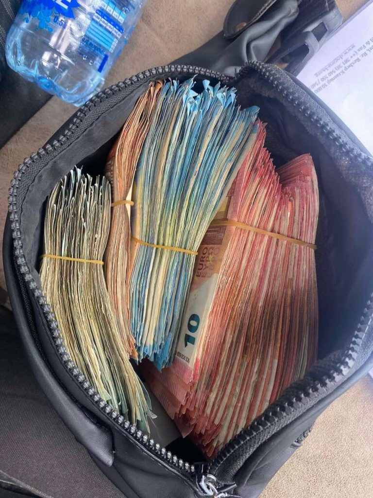 Kosovska carina na prelazu Vrbnica zaplenila deo neprijavljenog novca Kosovska carina na prelazu Vrbnica zaplenila deo neprijavljenog novca (Foto Carina Kosova)