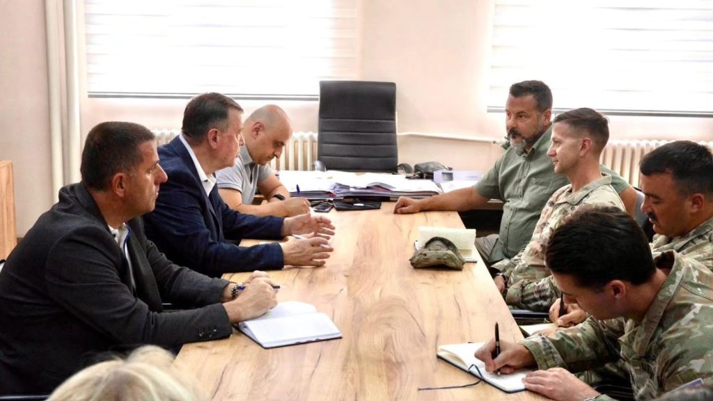 Milović sa pukovnikom KFOR-a o bezbednosnoj situaciji u Zvečanu (Foto KFOR)