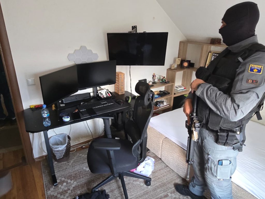 Prizren: Uhapšen zbog zloupotrebe podataka o bankovnim karticama američkih državljana Prizren: Uhapšen zbog zloupotrebe podataka o bankovnim karticama američkih državljana (Foto Kosovska policija)
