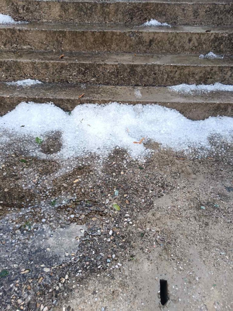 Nevreme pogodilo Istok i Štrpce: Oštećeni objekti, usevi i automobili Nevreme pogodilo Istok i Štrpce: Oštećeni objekti, usevi i automobili (Foto Meštani)