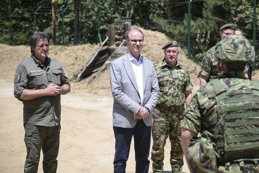 Macut i Gašić obišli pripadnike Vojske Srbije u Kopnenoj zoni bezbednosti Predsednik Vlade Srbije Đuro Macut i ministar odbrane Bratislav Gašić obišli su danas pripadnike Vojske Srbije raspoređene u Kopnenoj zoni bezbednosti administrativne linije sa Kosovom, saopštilo je Ministarstvo odbrane Srbije. (Foto Ministarstvo odbrane Srbije)