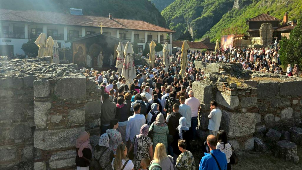 Hiljade vernika na slavi manastira Svetih arhangela kod Prizrena (Foto Živojin Rakočević)