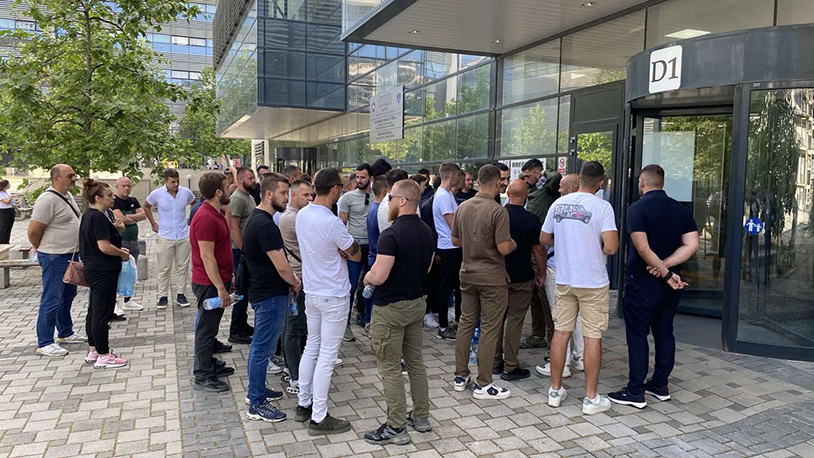 Privedeni na Gazimestanu stigli u sud, čeka se odluka sudije Privedeni na Gazimestanu stigli u sud, čeka se odluka sudije (Foto Kim)