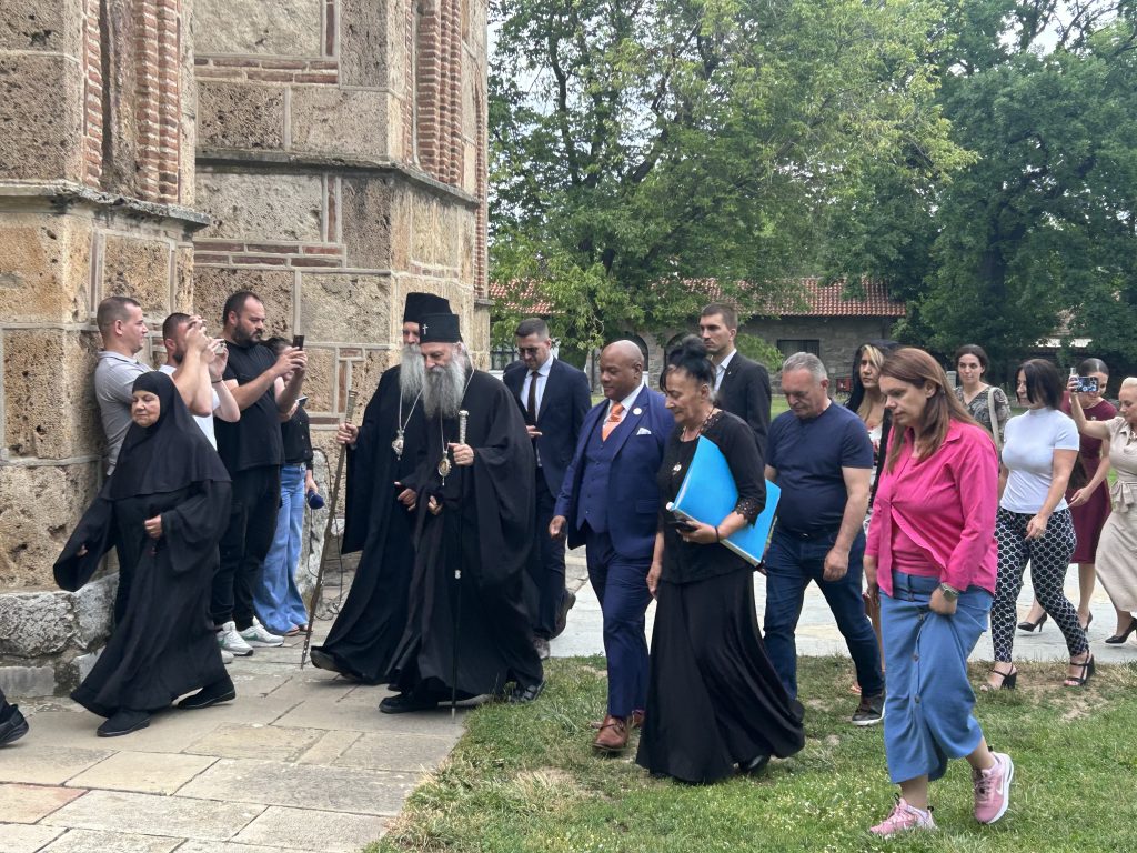 Mark Berns i patrijarh Porfirije stigli u Gračanicu