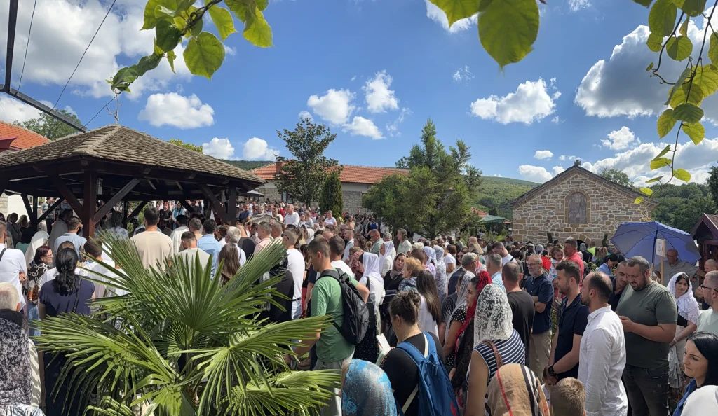 Više od hiljadu vernika se poklonilo moštima Svetih Vrača u Zočištu