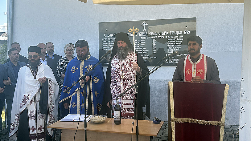 Vladika Ilarion sa sveštenstvom služio parastos stradalima (Foto Kim)