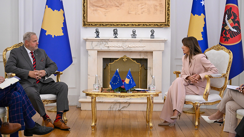 Hadžiju na sastanku sa Terasom: Kosovu treba otvoriti put ka pregovorima o članstvu u EU Aljbuljena Hadžiju i Riho Teras (Foto Kabinet predsednice Kosova)
