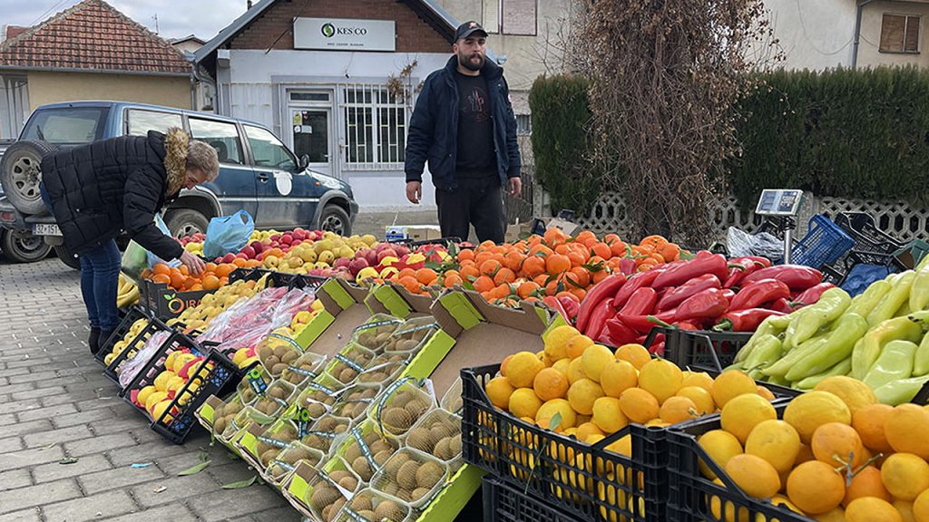 Zdrava ishrana nedostupna svakom trećem čoveku na svetu Voće i povrće na pijaci kao simbol zdrave ishrane koja je mnogima nedostupna, ilustracija (Foto arhiva Kim)
