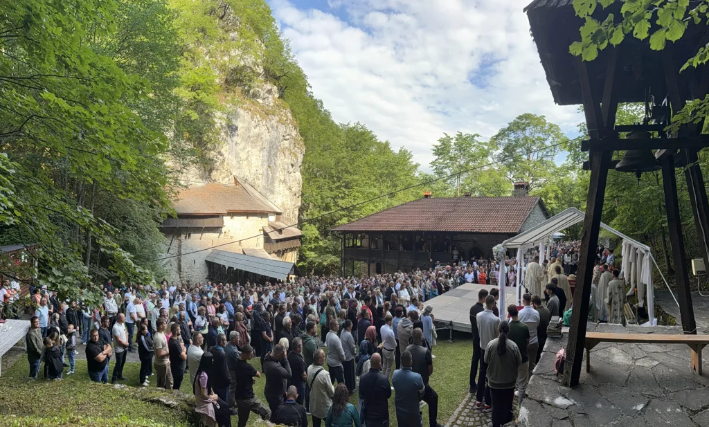 Na Petrovdan u manastiru Crna reka okupilo se više hiljada vernika